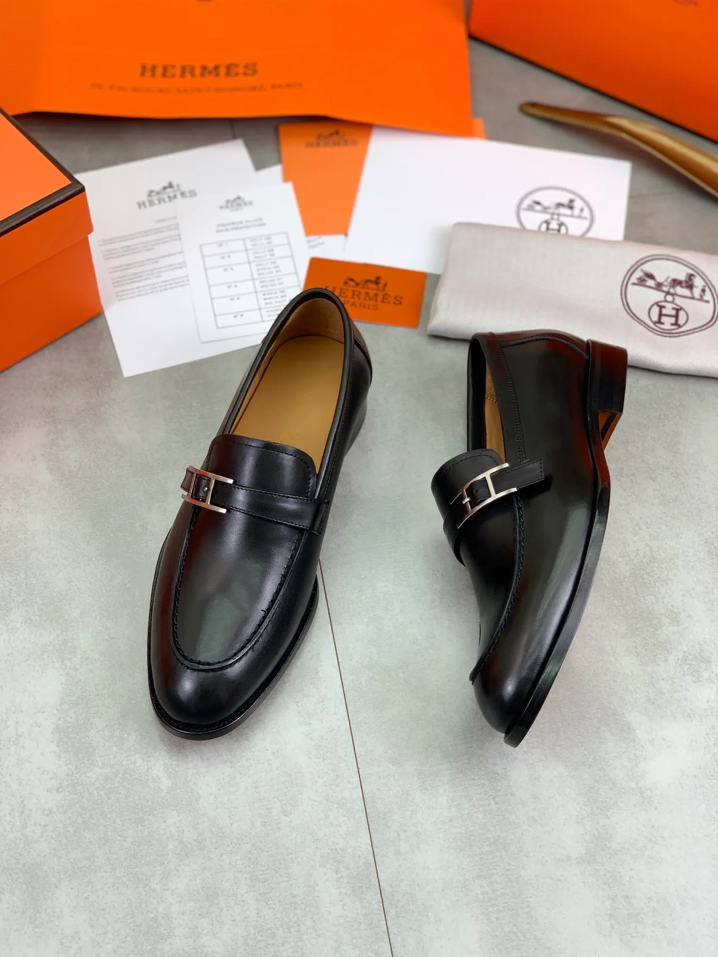 Factory price P980 💰💎💎💎 Original genuine leather outsole Brand: Hermès Grade: Same as the official website Original quality materials: Original soft calfskin Water-dyed cowhide lining Original Italian genuine leather outsole Style categories: Men's fashion Formal casual leather shoes Slip-on men's shoes series Young fashion European and American trends British style Code number: 39-45 (38.46 can be customized)